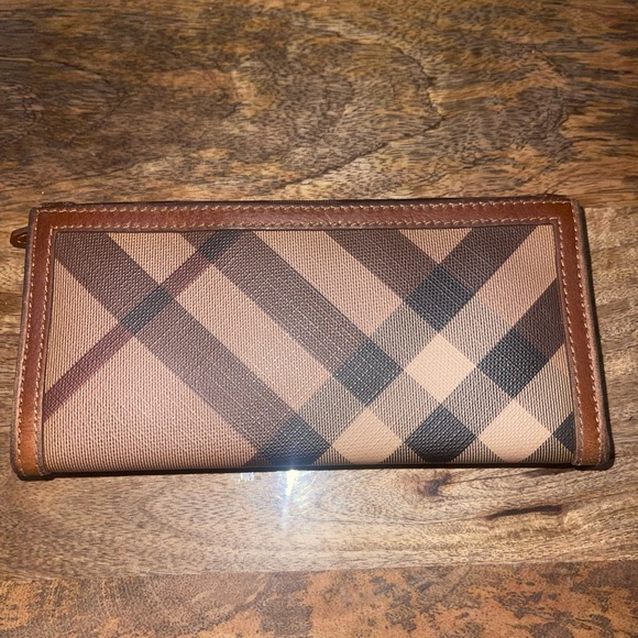 BURBERRY Checked Continental Wallet - Picture 6 of 7